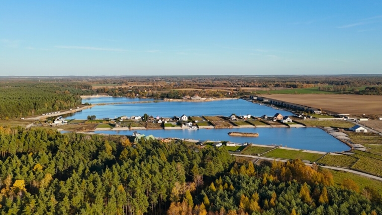 Duża działka budowlana nad stawem – dla dewelopera