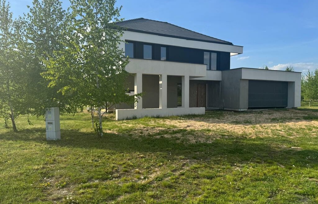 Podmiejska willa 230m2 z dużym garażem i tarasami