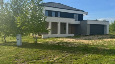 Podmiejska willa 230m2 z dużym garażem i tarasami