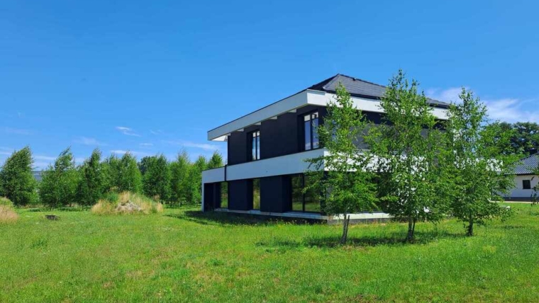 Podmiejska willa 230m2 z dużym garażem i tarasami