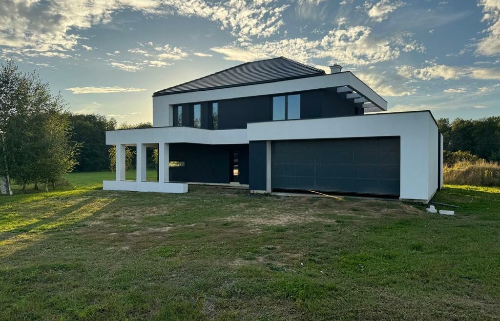 Podmiejska willa 230m2 z dużym garażem i tarasami