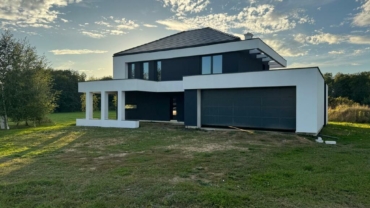 Podmiejska willa 230m2 z dużym garażem i tarasami