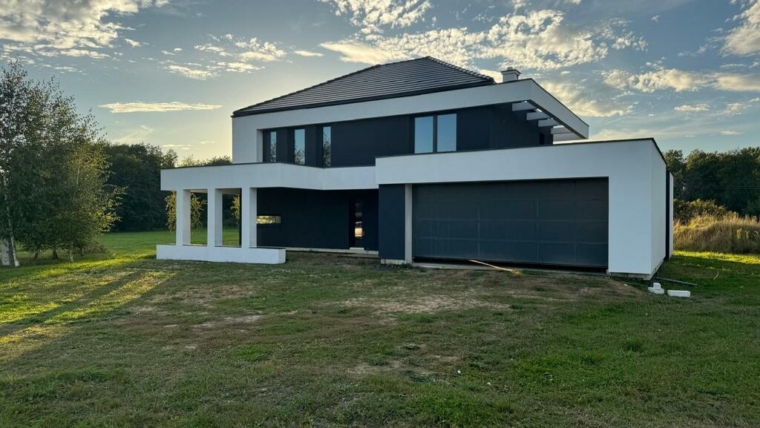 Podmiejska willa 230m2 z dużym garażem i tarasami