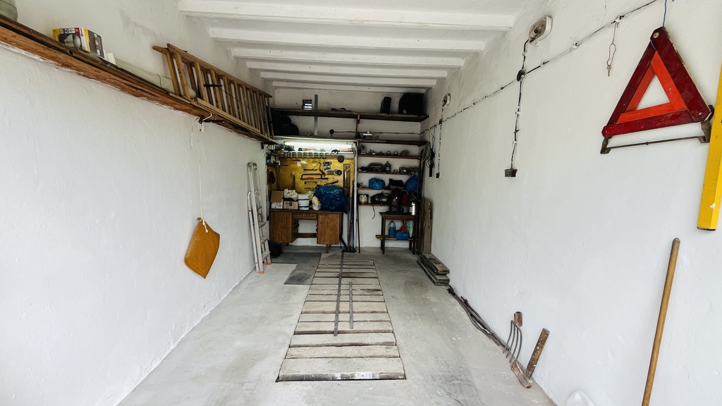 Garaż z kanałem i trzema zamkami – Różanka