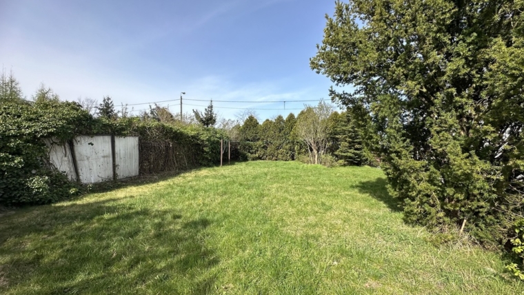 Dom w zabudowie bliźniaczej z dodatkowym budynkiem