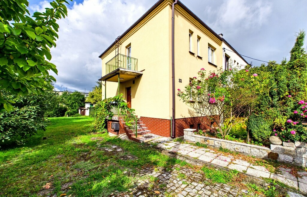 Dom piętrowy Karłowice, działka 616 m²